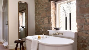 Deluxe Room With Soaking Tub | 浴室 | 免費盥洗用品、吹風機、毛巾、肥皂