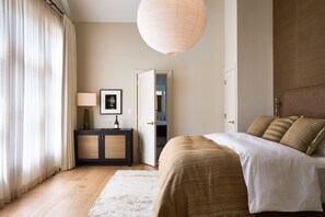 Deluxe Room w/Fire Place & Soaking Tub | Minibar, in-room safe, blackout drapes, free WiFi