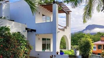 Vista frontal de la propiedad