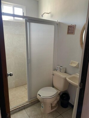 Douche, serviettes fournies, savon, shampoing