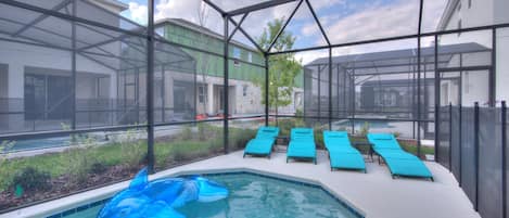 Una piscina al aire libre
