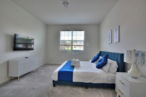 Single Room, 1 King Bed, Non Smoking | Free WiFi - Hotel Styled Bedrooms in a Villa (Kissimmee)