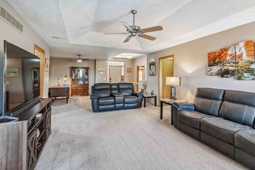 Charming 2-bedroom house in lovely Omaha with AC, WiFi.