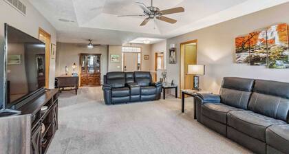 Charming 2-bedroom house in lovely Omaha with AC, WiFi.