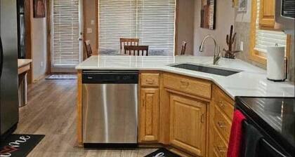 Charming 2-bedroom house in lovely Omaha with AC, WiFi.