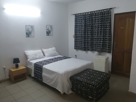 1 bedroom, iron/ironing board, WiFi, bed sheets. Bed and breakfast at Point E