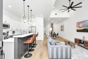 Interior - Spacious 2 Homes in vibrant Houston Sleeps 18 Fully Gated w/Parking (Houston)