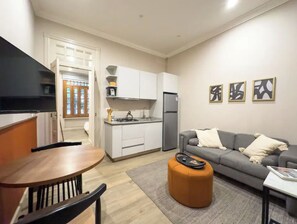 En 43-tommers smart-TV med digitale kanaler