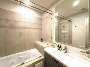 Shower, hair dryer, towels, soap - Lasai Casa Puebla  (Mexico City)