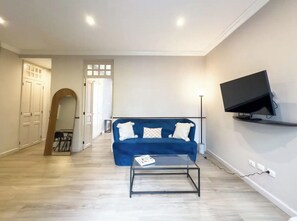 En 43-tommers smart-TV med digitale kanaler