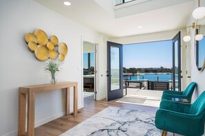 Interior - Pacific Beach Bayfront w/Captivating Views 5BR/5BA POOL HotTub Fire Table BBQ AC (San Diego)