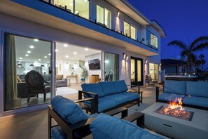 Terrace/patio - Pacific Beach Bayfront w/Captivating Views 5BR/5BA POOL HotTub Fire Table BBQ AC (San Diego)