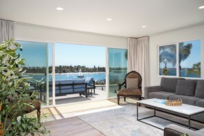 Smart TV, fireplace, table football, ping pong - Pacific Beach Bayfront w/Captivating Views 5BR/5BA POOL HotTub Fire Table BBQ AC (San Diego)