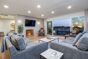 Smart TV, fireplace, table football, ping pong - Pacific Beach Bayfront w/Captivating Views 5BR/5BA POOL HotTub Fire Table BBQ AC (San Diego)