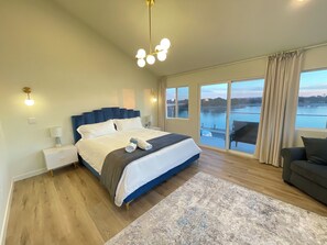 5 bedrooms, desk, iron/ironing board, travel cot