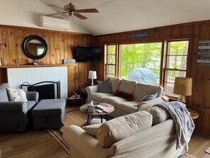Smart TV, books - Charming lakefront 2-bedroom cottage with private beach & dock. (Moultonborough)