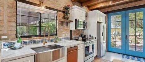 Frigorífic, forn, placa de cuina i cafetera i tetera