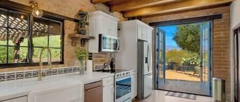 Kühlschrank, Ofen, Herdplatte, Wasserkocher mit Kaffee-/Teezubehör