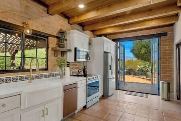 Refrigerador, horno, placa de cocina, cafetera/tetera