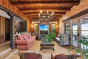 TV, books - "Scarritt House" Double Luxe Bedroom for 4 people (Tucson)