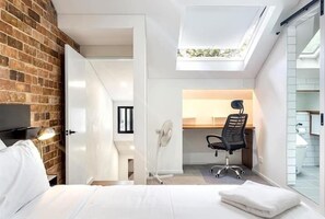 Newtown Nest | Iron/ironing board, free WiFi