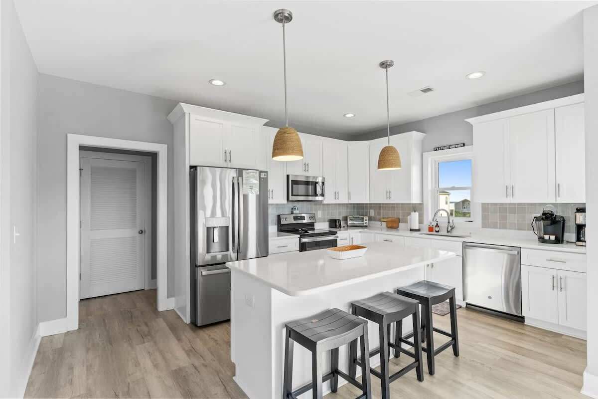 Kjøleskap, mikrobølgeovn, ovn og kokeplater