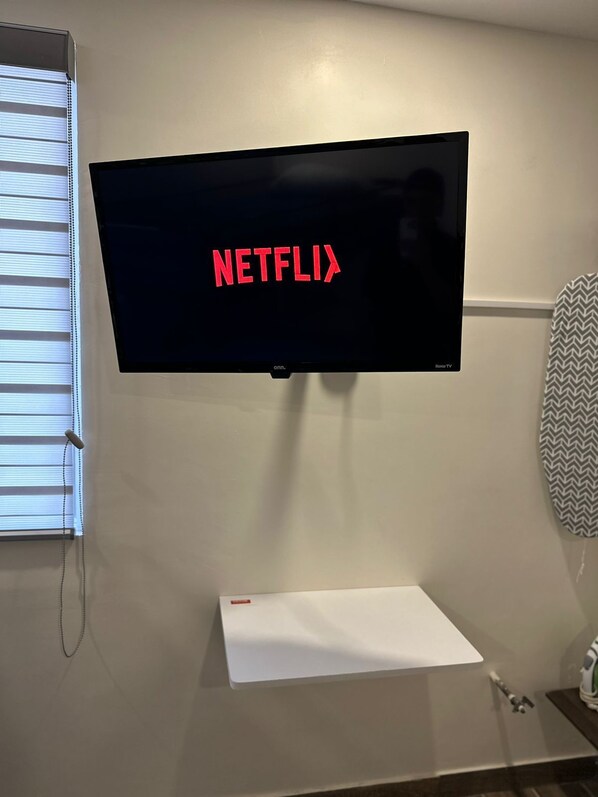A flat-screen TV mounted on a wall with the Netflix logo displayed. - DEPARTAMENTO PARA 5 (Ciudad Juárez)