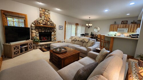 Minutes from Petoskey & Harbor Springs-close to beaches, skiing & more!