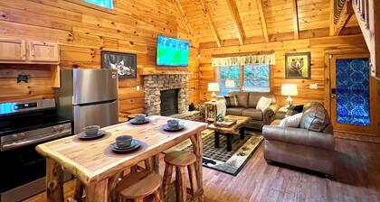 Quiet, Woodsy and No Steep Roads! FirePit, Recliners, Video Games, WiFi, Hot tub