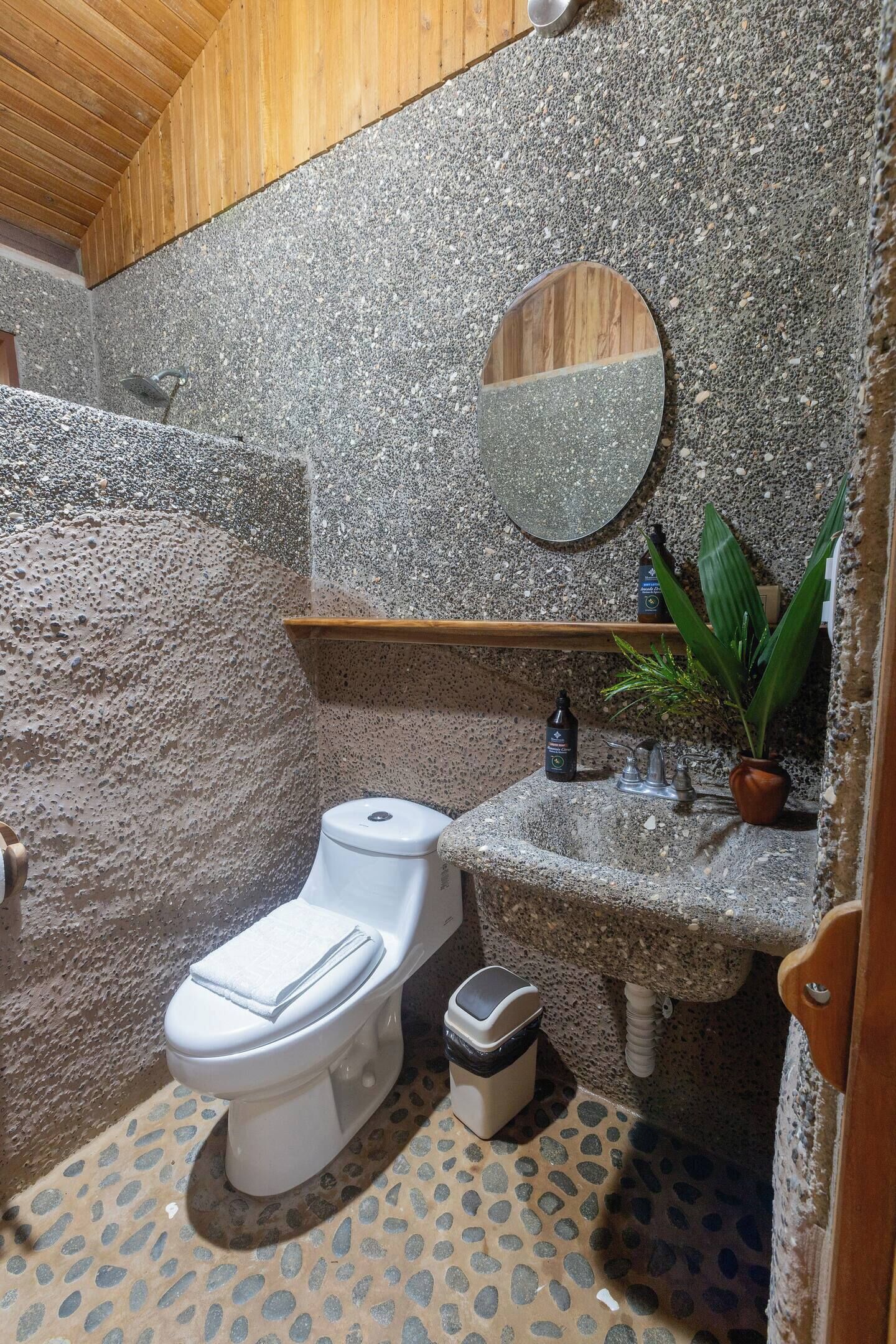 Hiustenkuivaaja, pyyhkeet, saippua, sampoo