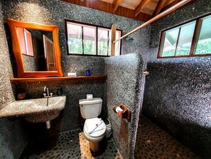 Haartrockner, Handtücher, Seife, Shampoo