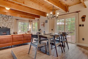 Dining - Air Conditioning, Outdoor Spa, 5 Mins to Heavenly/ Casinos/ Beaches: Little Bear Cabin (South Lake Tahoe)