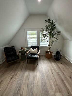 Interior - Furnished Modern Studio with Wi-Fi in Cleveland Heights!  (Cleveland Heights)