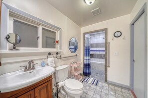 Shower, hair dryer, towels, toilet paper - Casa Commodore ~ Paddles, Pups & Proximity! (Salida)
