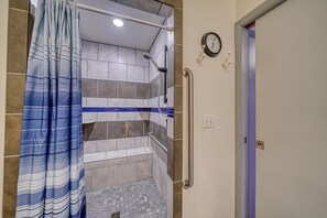 Shower, hair dryer, towels, toilet paper - Casa Commodore ~ Paddles, Pups & Proximity! (Salida)