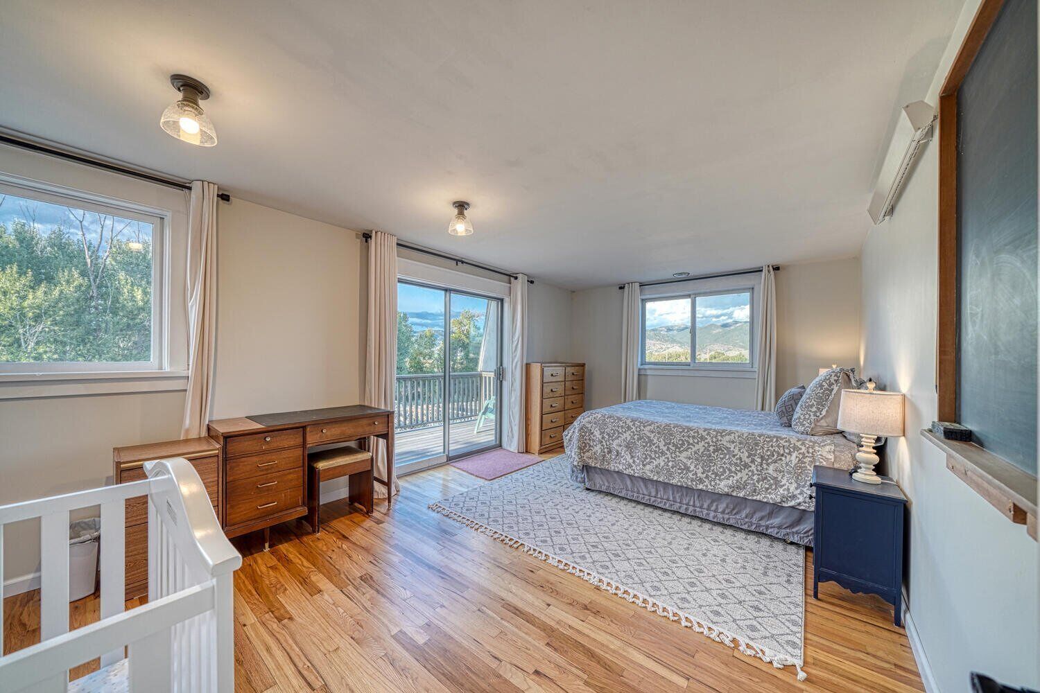 2 slaapkamers, een bureau, een strijkplank/strijkijzer, gratis wifi