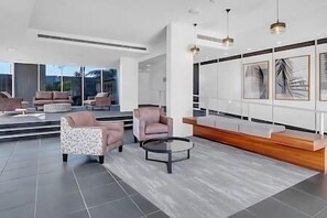 Lobby area - Generous Queen Bed Retreat w/ Lap Pool, Steam Room (Brisbane)