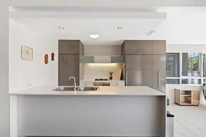 Kitchen - Generous Queen Bed Retreat w/ Lap Pool, Steam Room (Brisbane)