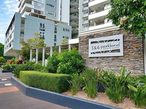 Exterior - Generous Queen Bed Retreat w/ Lap Pool, Steam Room (Brisbane)
