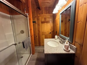 Dusj, hårføner, håndklær og såpe