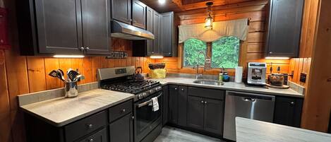 Køleskab, mikrobølgeovn, ovn, kogeplade