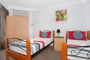 5 bedrooms, iron/ironing board, WiFi, bed sheets