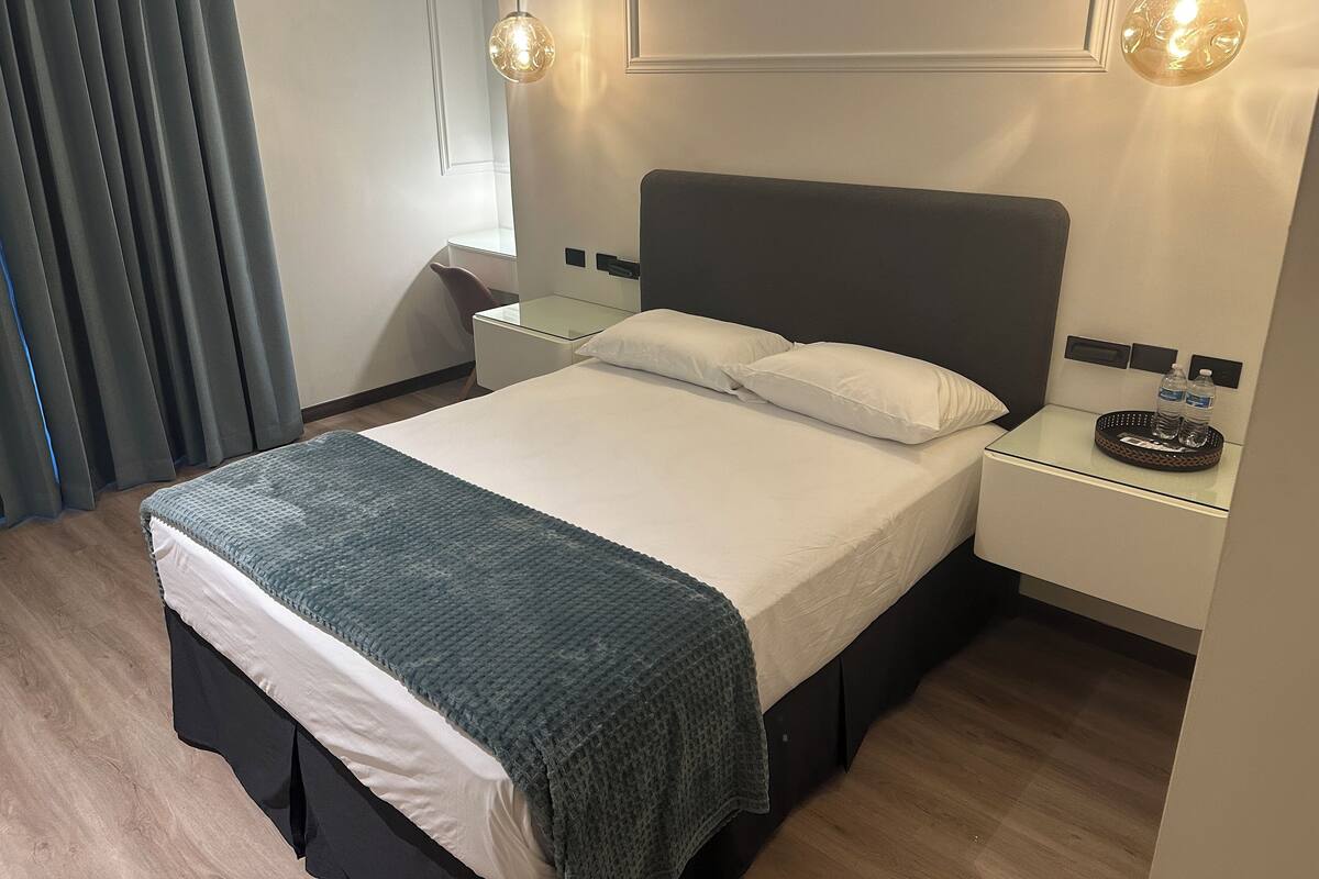 Kamar Single Standar | Brankas, meja kerja, ruang kerja ramah laptop, dan setrika/meja setrika