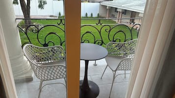 小型客房, 花园景观 | 客房内保险箱、办公桌、笔记本电脑工作区、熨斗/熨衣板