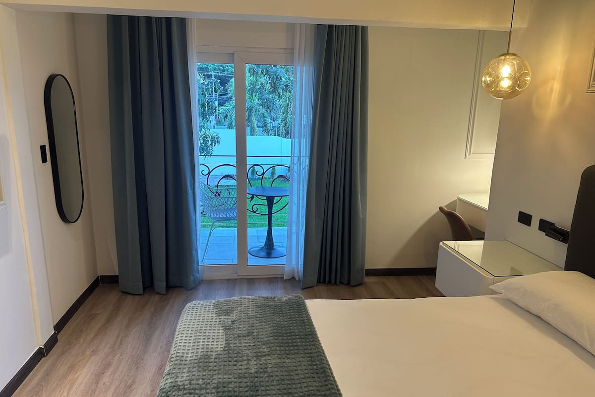 Kamar Junior, pemandangan kebun | Brankas, meja kerja, ruang kerja ramah laptop, dan setrika/meja setrika