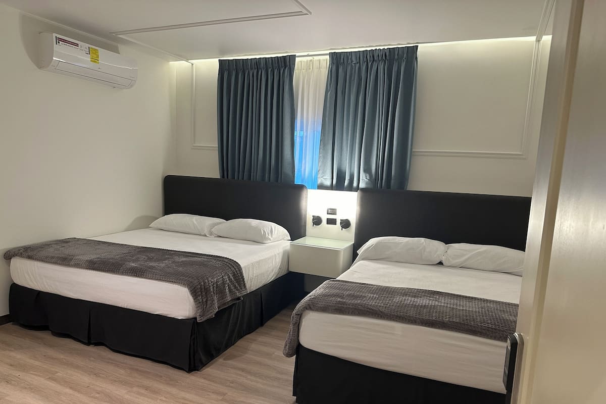 Kamar Double Deluks | Brankas, meja kerja, ruang kerja ramah laptop, dan setrika/meja setrika