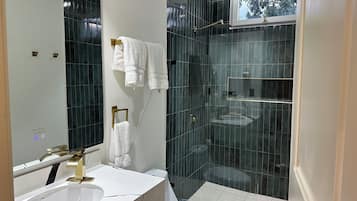 Habitació júnior, vistes al jardí | Bany | Dutxa, assecador de cabells, tovalloles i sabó