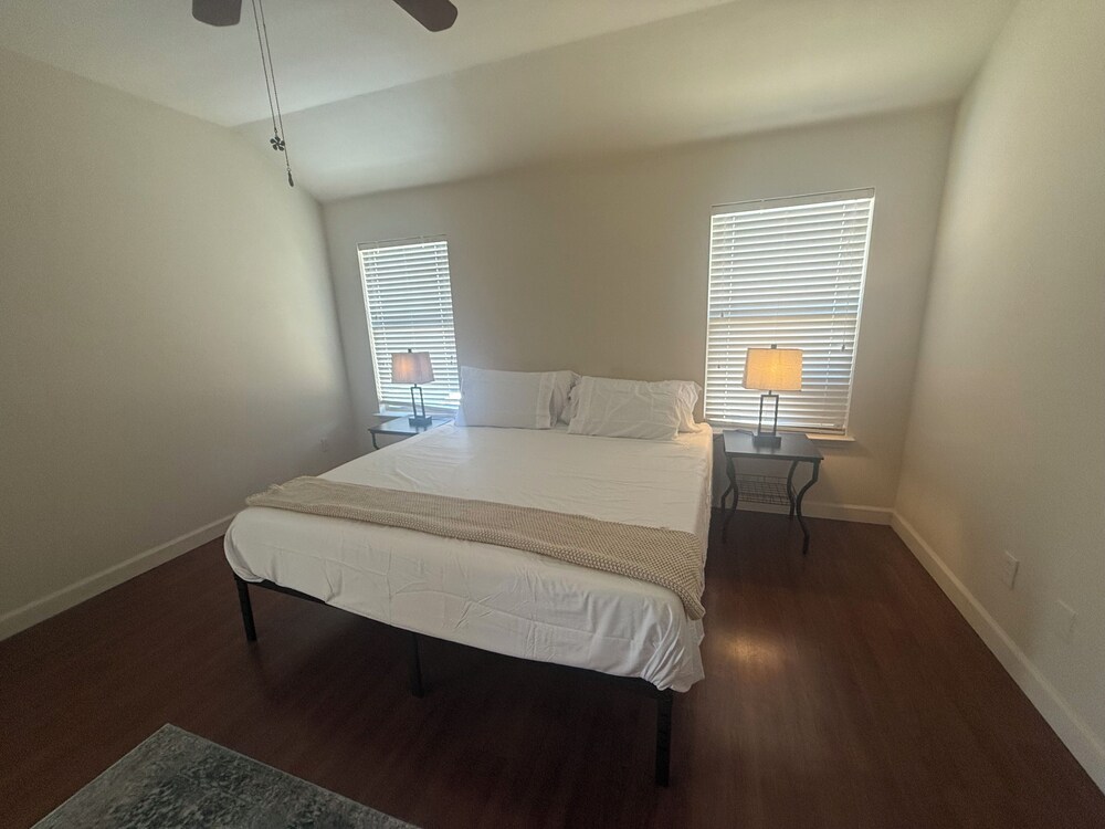 Spacious 4bedroom house with AC and WiFi in charming Buda Hays