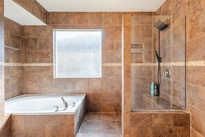 Secadora de cabello, bidet, toallas, jabón
