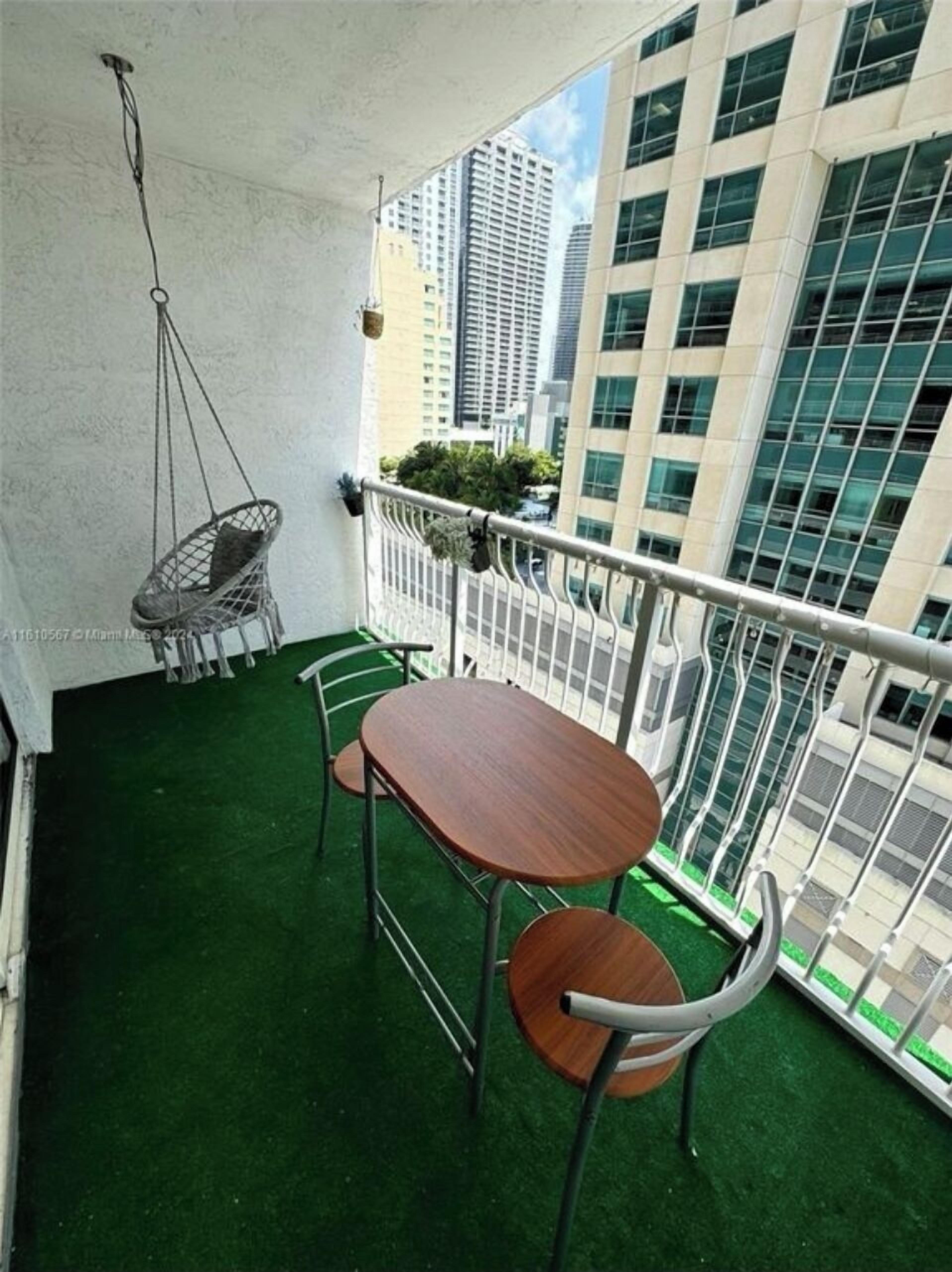 Cozy Brickell Studio